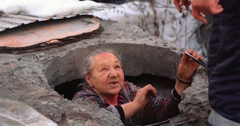старушка в колодце