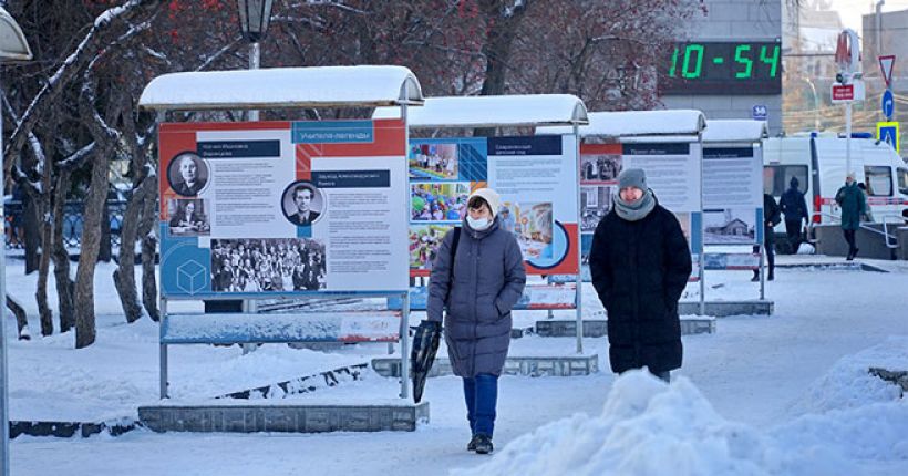 люди идут по городу