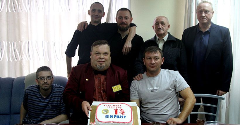 мужчины с тортом Пирант