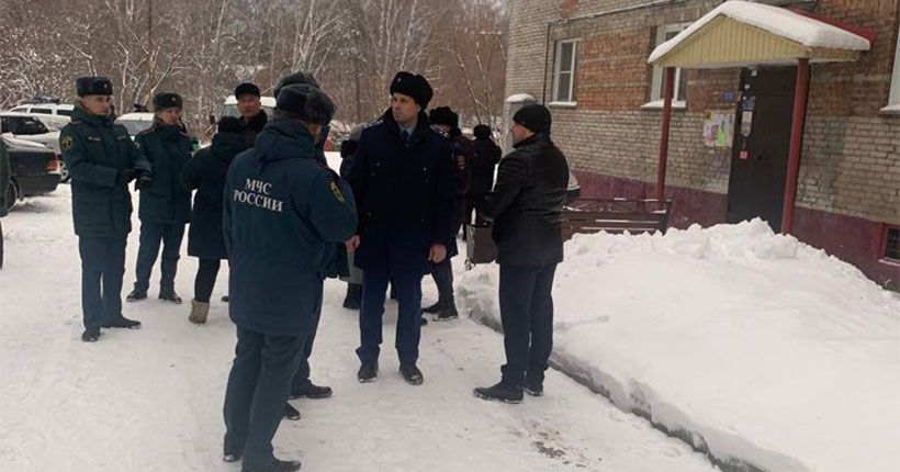 спасатели у подъезда