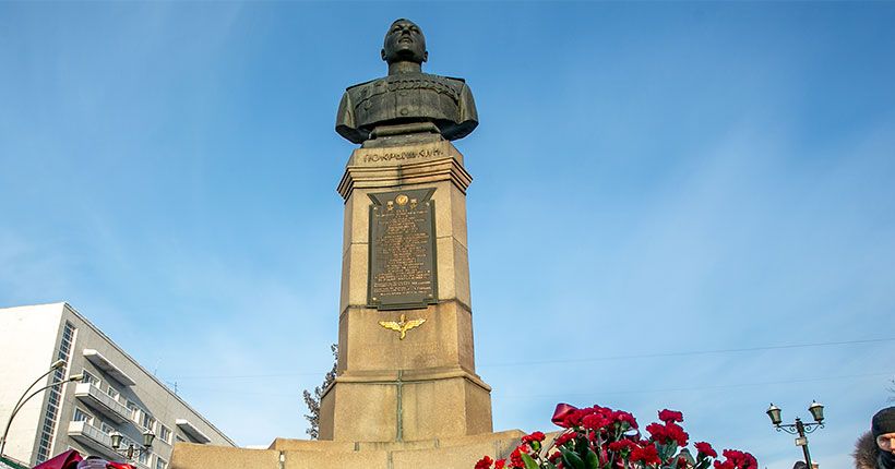 памятник Покрышкину
