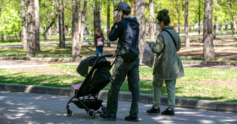 пара с коляской