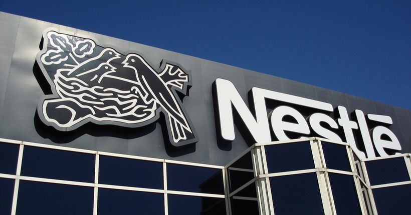 вывеска компании Nestle
