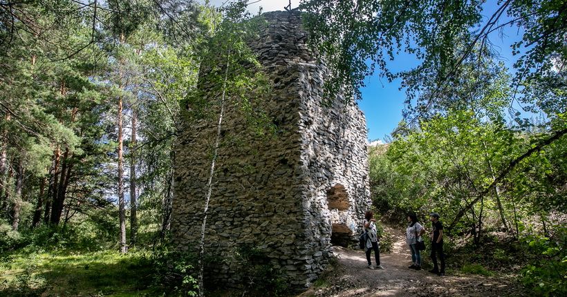 каменная башня и туристы