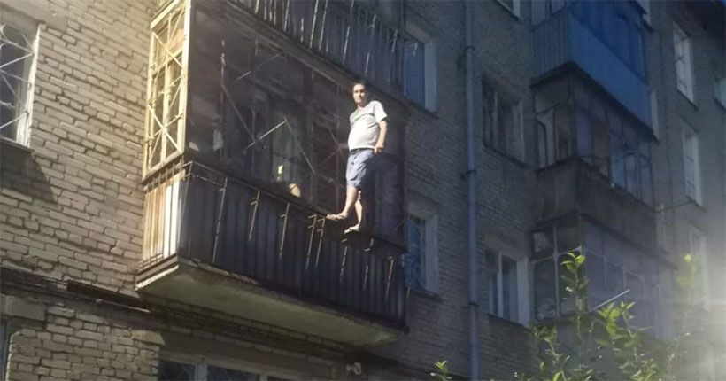 мужчина на балконе