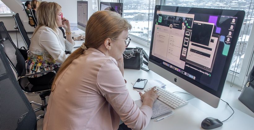 женщины работают за компьютером