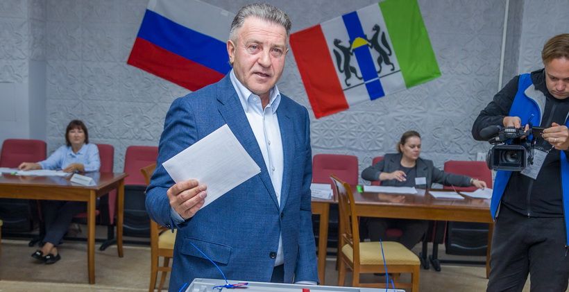спикер Андрей Шимкив голосует на выборах