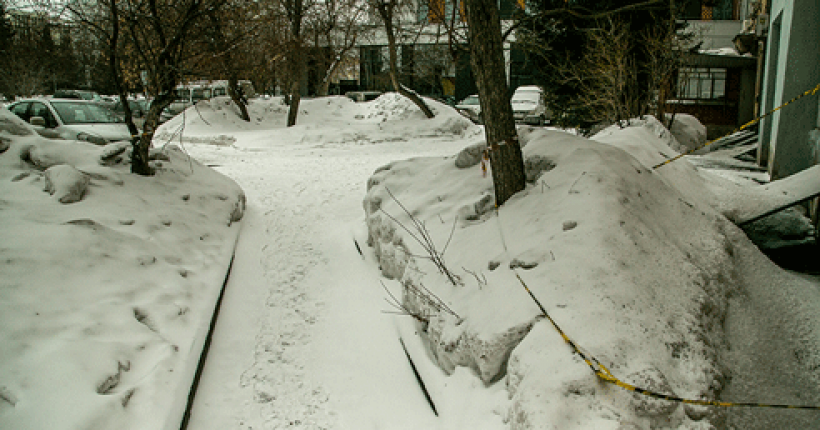 снег на обочинах тротуаров