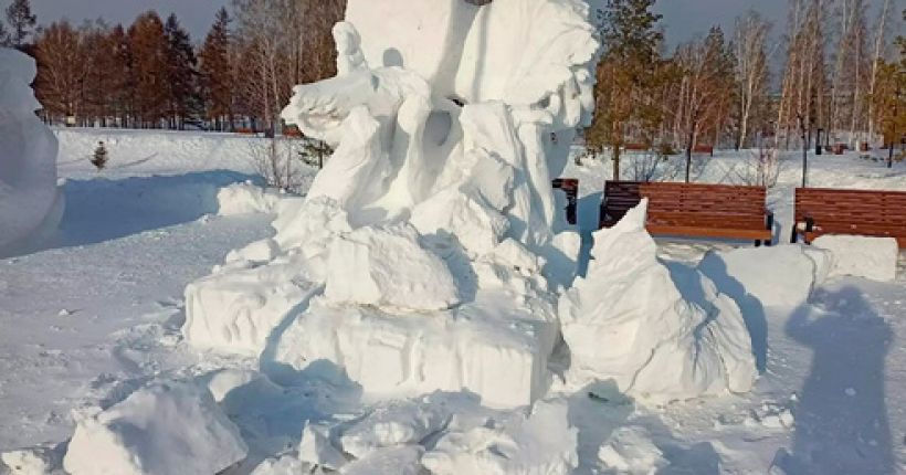 разрушенная снежная скульптура