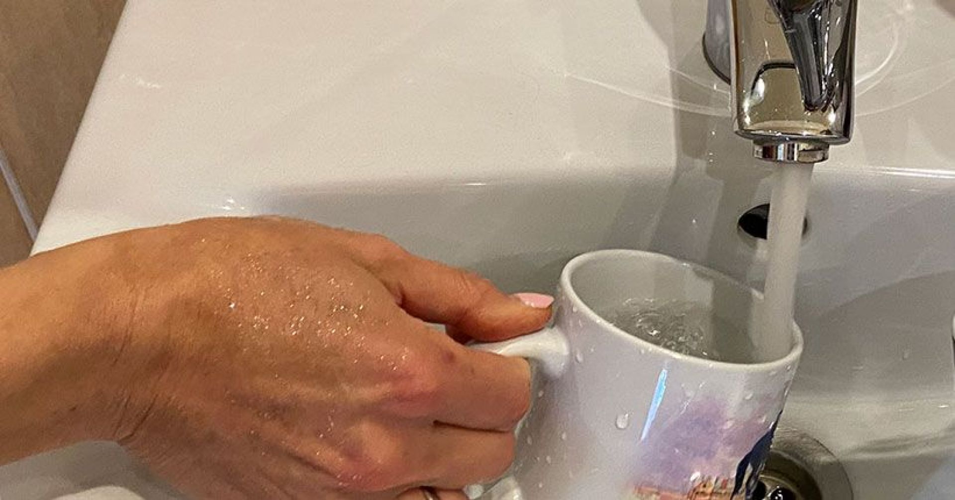 вода