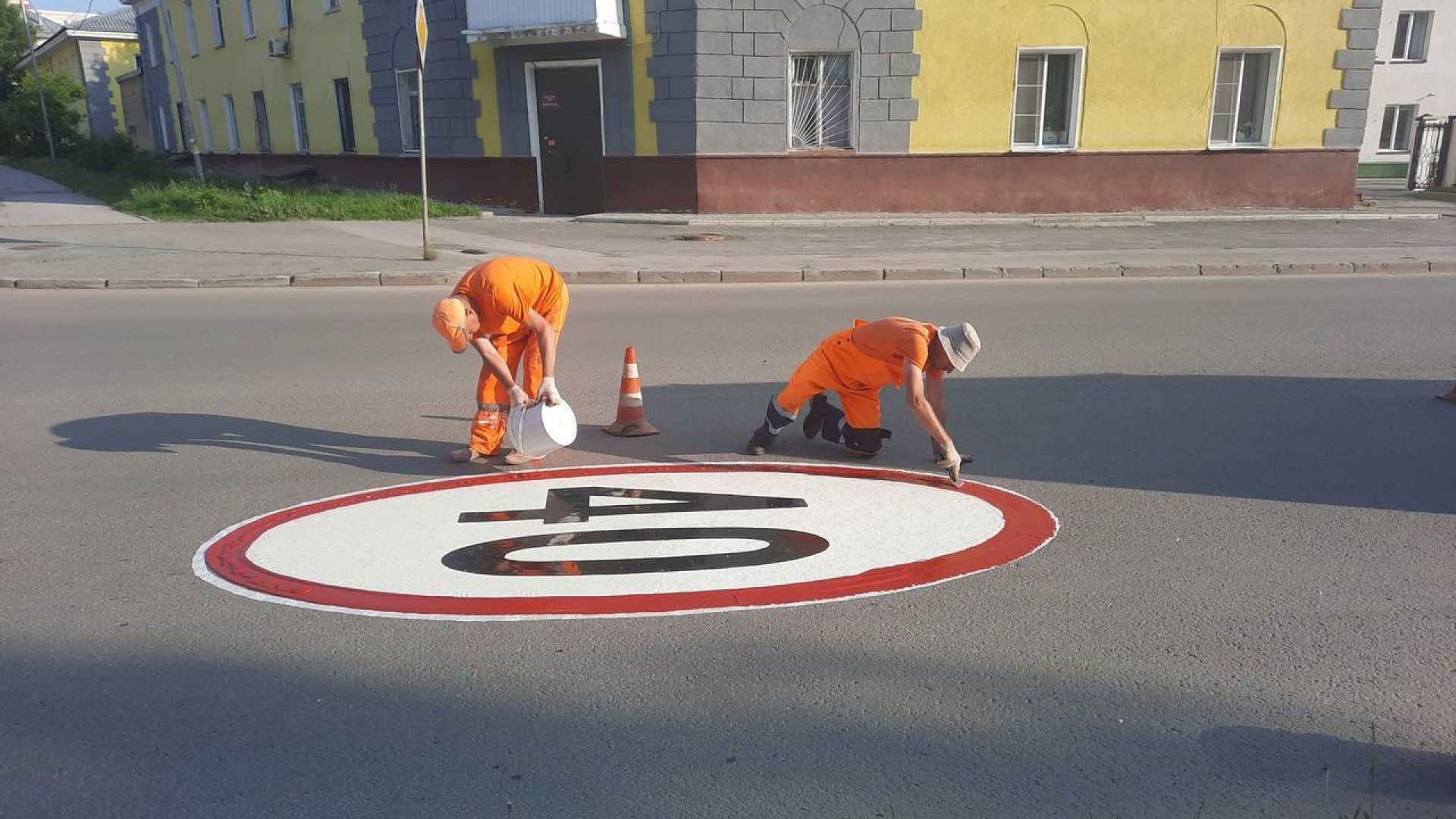 дорожники наносят разметку