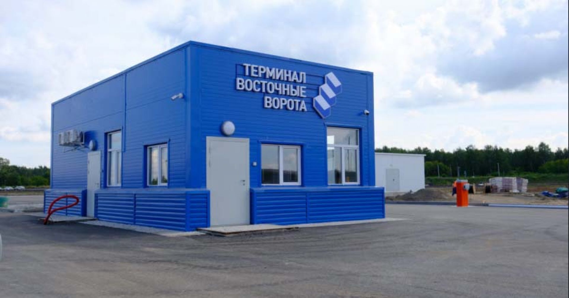 синий домик