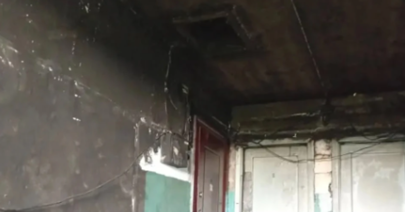 Новосибирцы после пожара живут в полусгоревшем доме