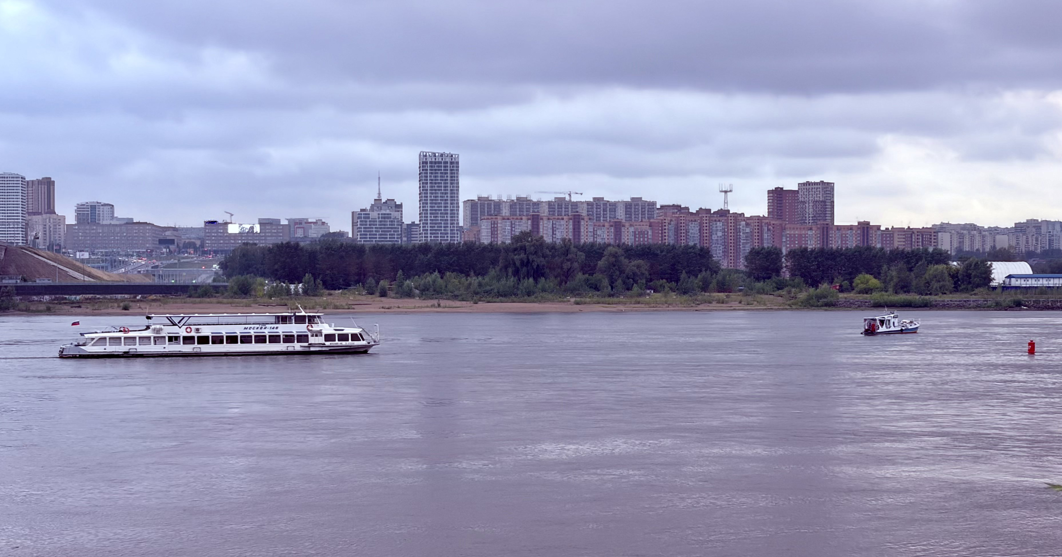 Сап перевернулся: новосибирские спасатели вытащили из воды родителей и малолетнего ребёнка