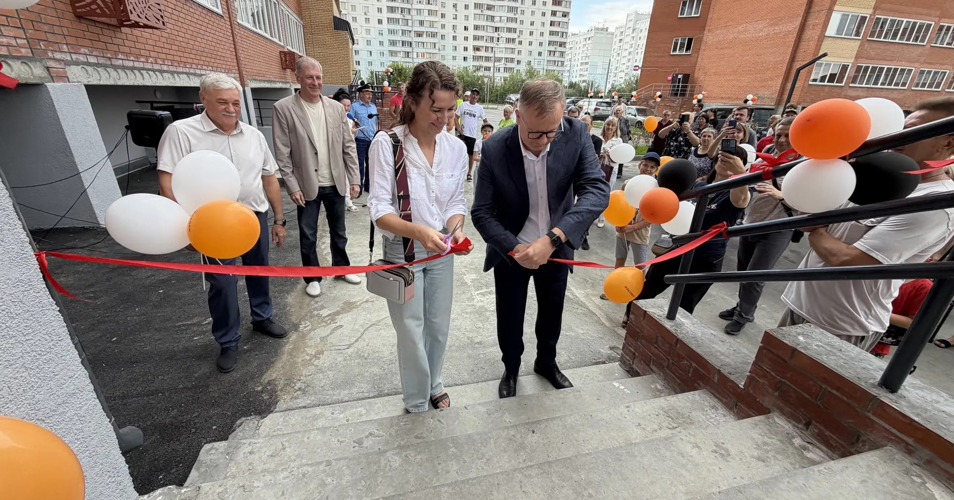 Одним долгостроем меньше: новосибирским дольщикам на Титова вручили ключи от квартир