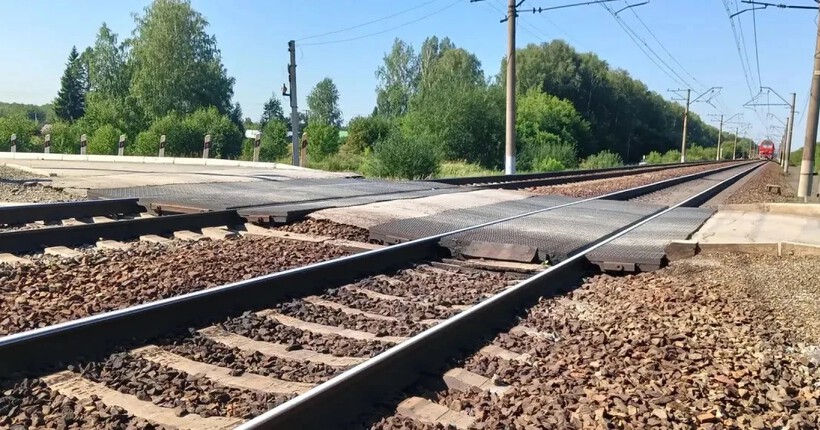 Локомотив столкнулся с машиной на железнодорожном переезде под Новосибирском