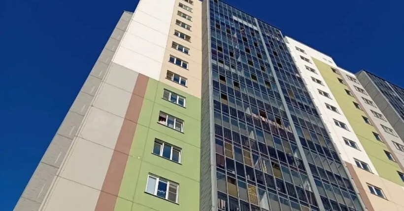 Новосибирские спасатели сняли девушку с перил балкона 13 этажа