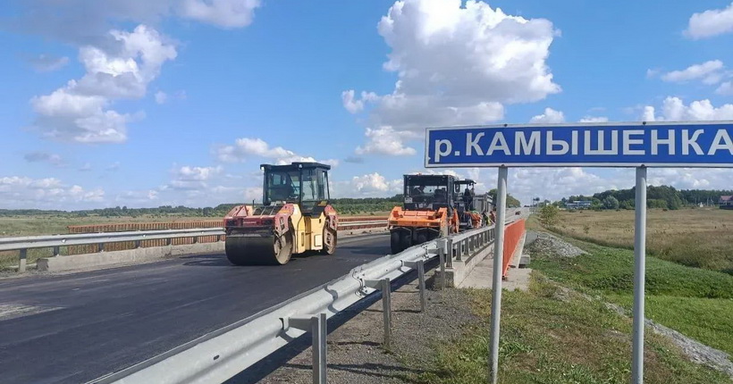 На мосту через реку в Новосибирской области обновили асфальтобетон