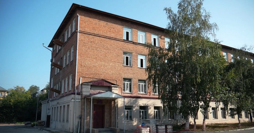 В Новосибирске продолжается ремонт школы, которой более 80 лет