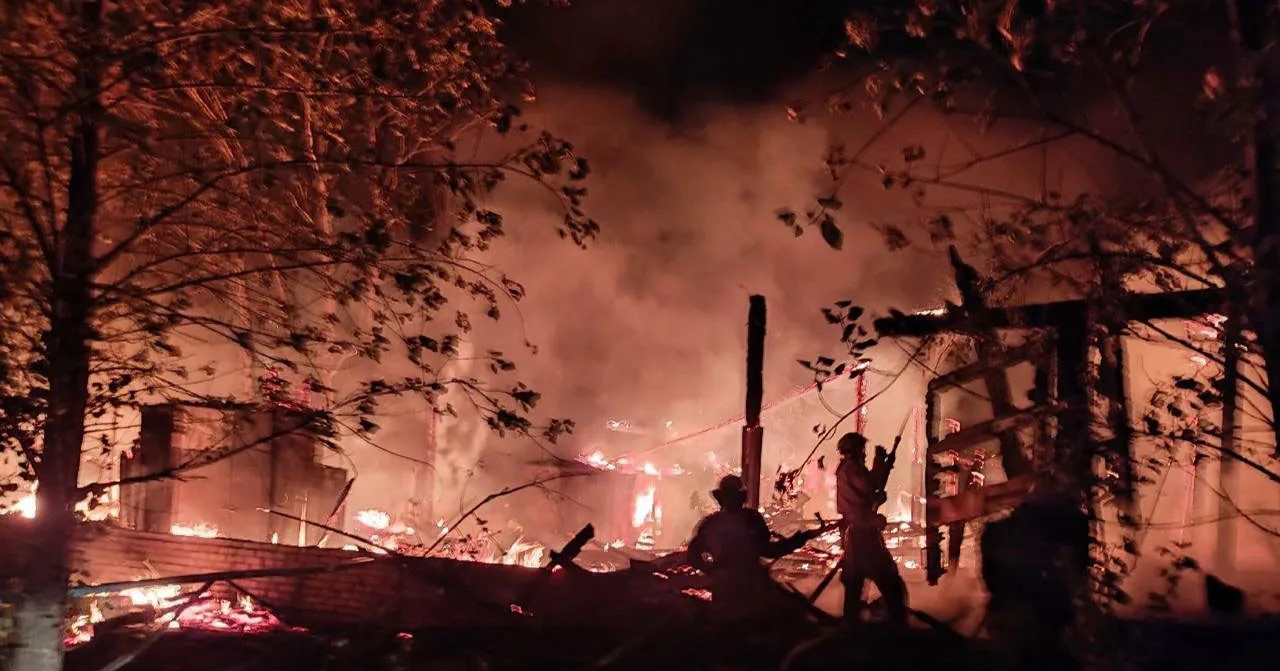 В полночь в Советском районе Новосибирска загорелся яхт-клуб