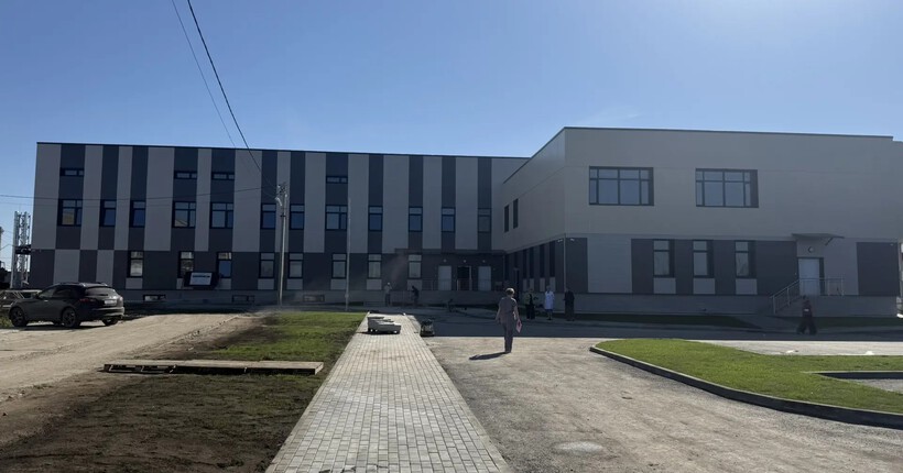 Строительство хирургического корпуса завершают в Каргате Новосибирской области