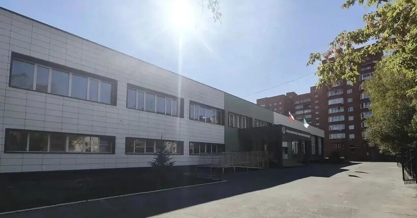 Ремонт крыши завершают на здании экономического лицея в Новосибирске