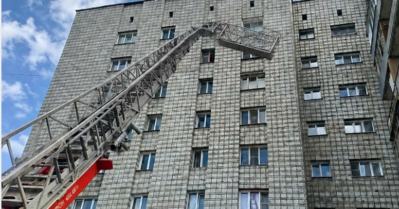 В Новосибирске спасли рабочих, заблокированных в перекошенной монтажной люльке