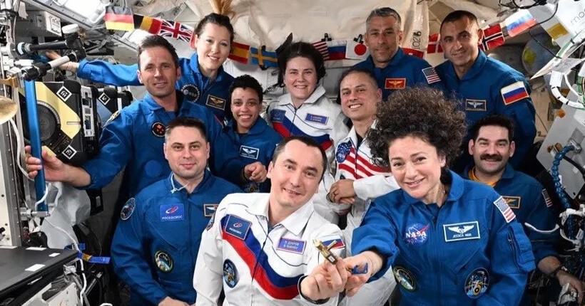 Космонавт из Новосибирска Анна Кикина передала с МКС фото со сменой командования