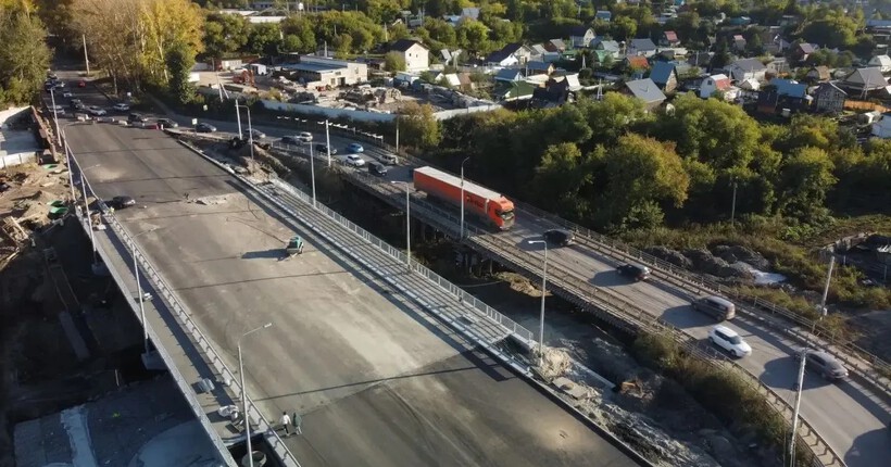 В Новосибирске на месяц раньше открыли движение по новому мосту через реку Тулу