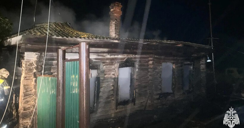 Пожар в частном доме унёс жизни двух человек в Новосибирской области