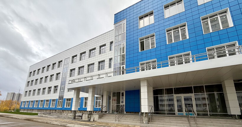 Возле новой поликлиники на улице Виктора Уса в Новосибирске создают зоны отдыха