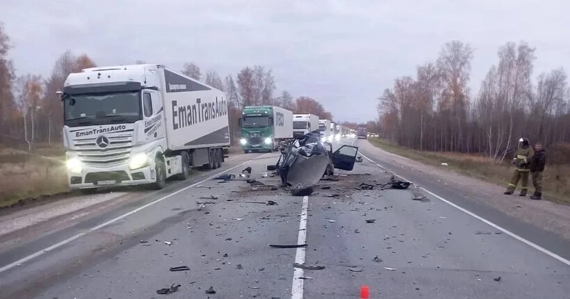 Водитель ВАЗа погиб в аварии с двумя грузовиками под Новосибирском