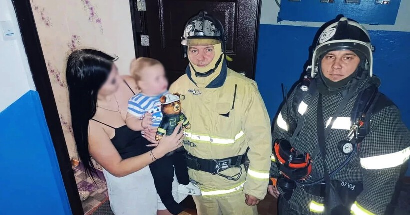 В Новосибирской области пожарные спасли запертого в квартире малыша