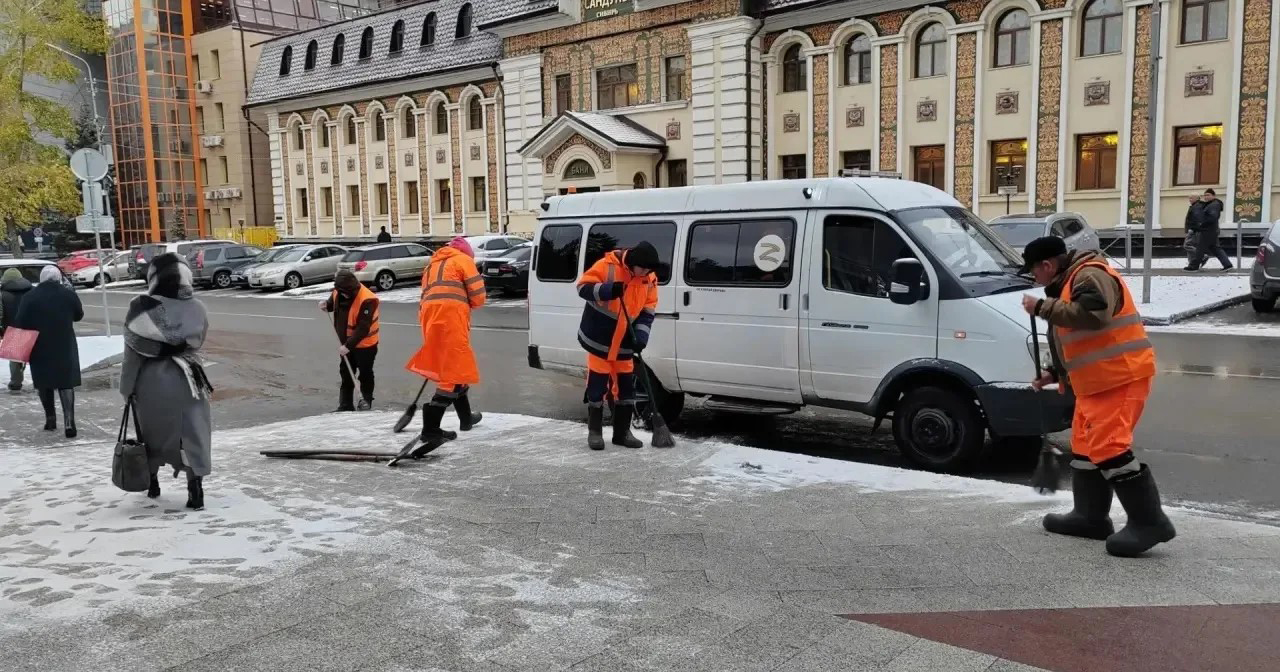 Первый лёд: в Новосибирске на дорогах уже используют противогололёдные материалы
