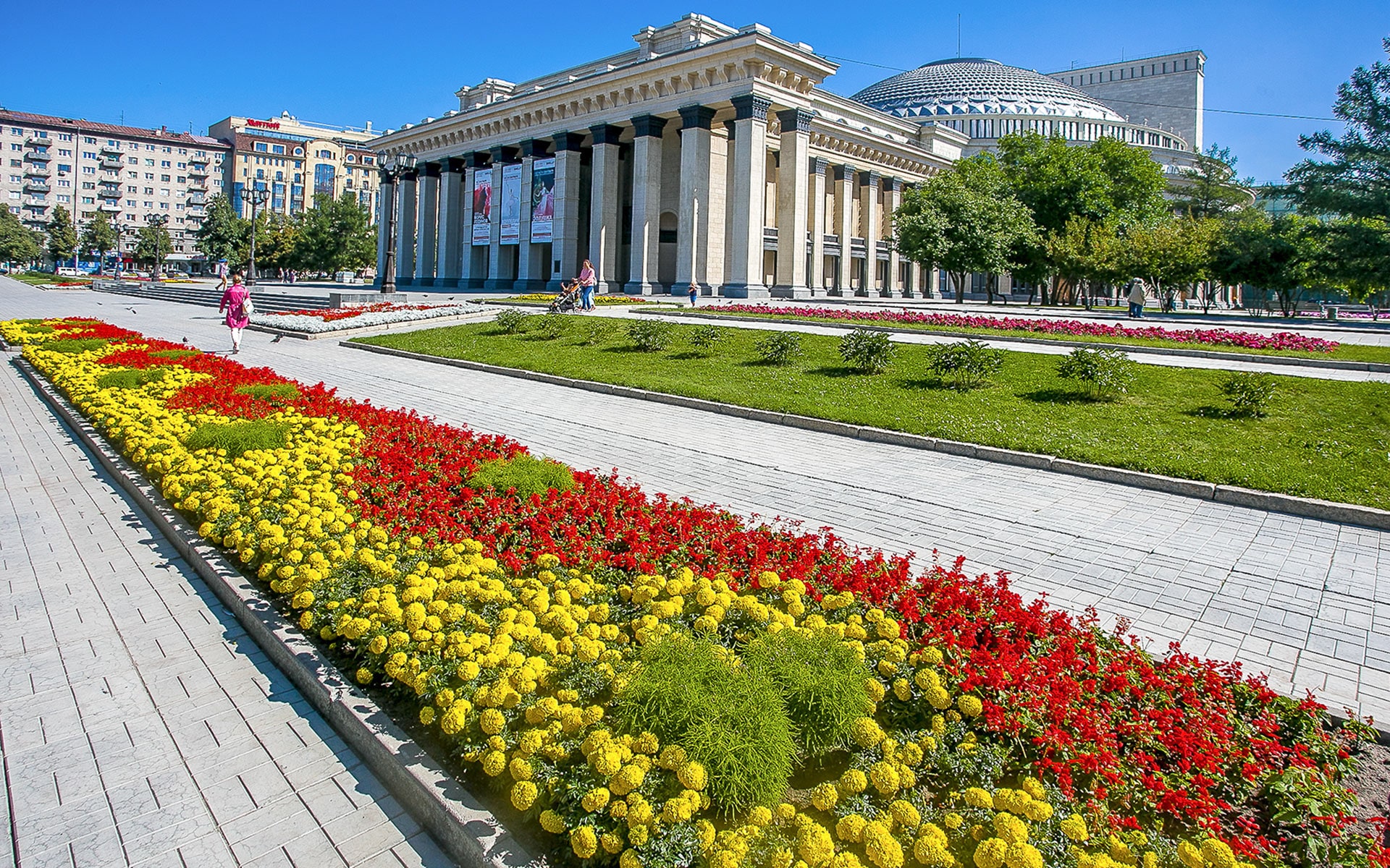 Парк возле оперного Новосибирск