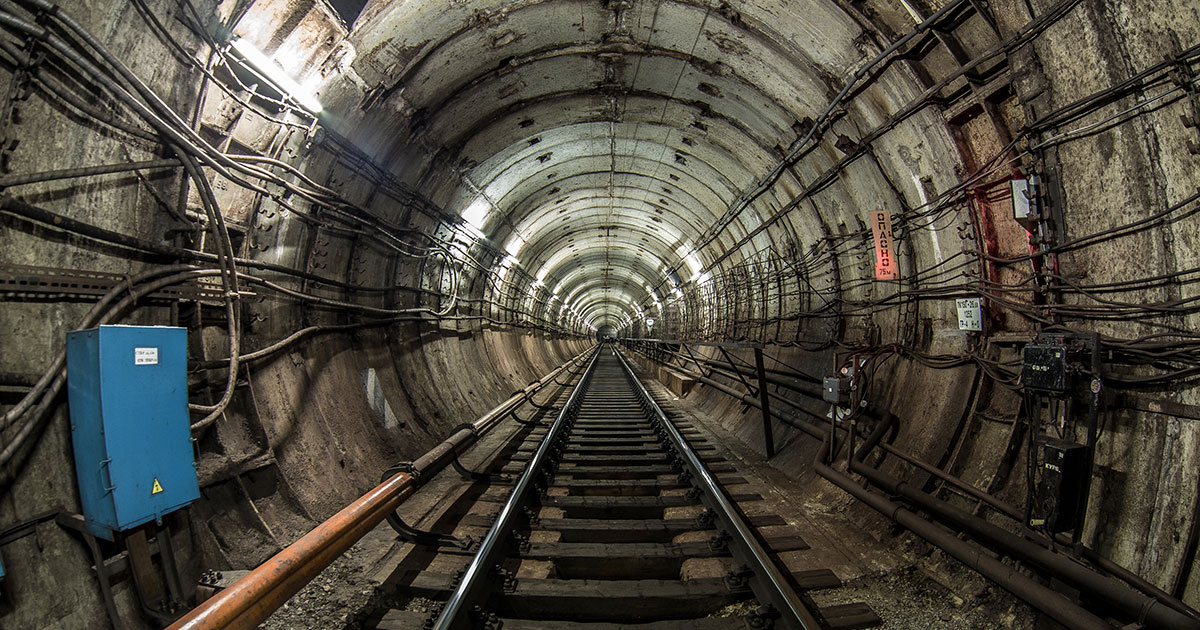 Жд пути метро. Новосибирский метрополитен тоннели. Контактный рельс Московского метрополитена. Рельсы метро. Рельсы метрополитена.