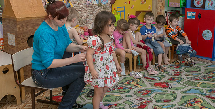 еда в детском саду. дети в саду. завтрак детей в детском саду. дети в саду. дошкольных учреждениях во время.