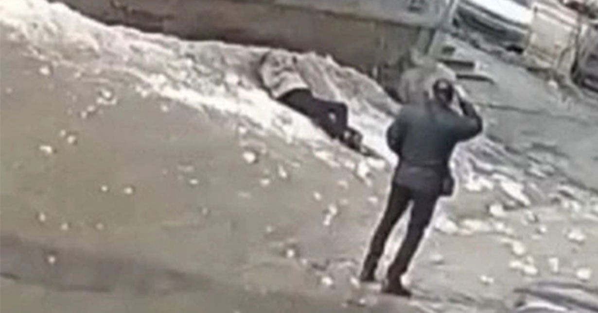 огромные глыбы льда. ледяная глыба упала с крыши. глыба льда обрушилась на проходящую женщину. падение сосулек с крыши. упал лед на голову с крыши.