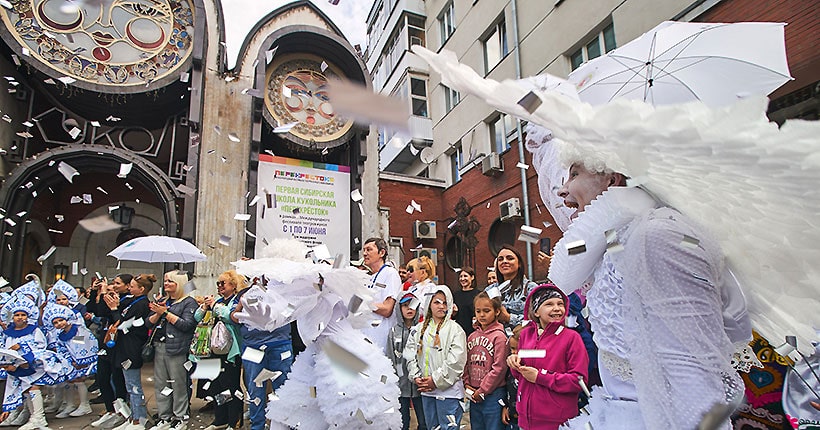 Кто скрывается за ширмой?