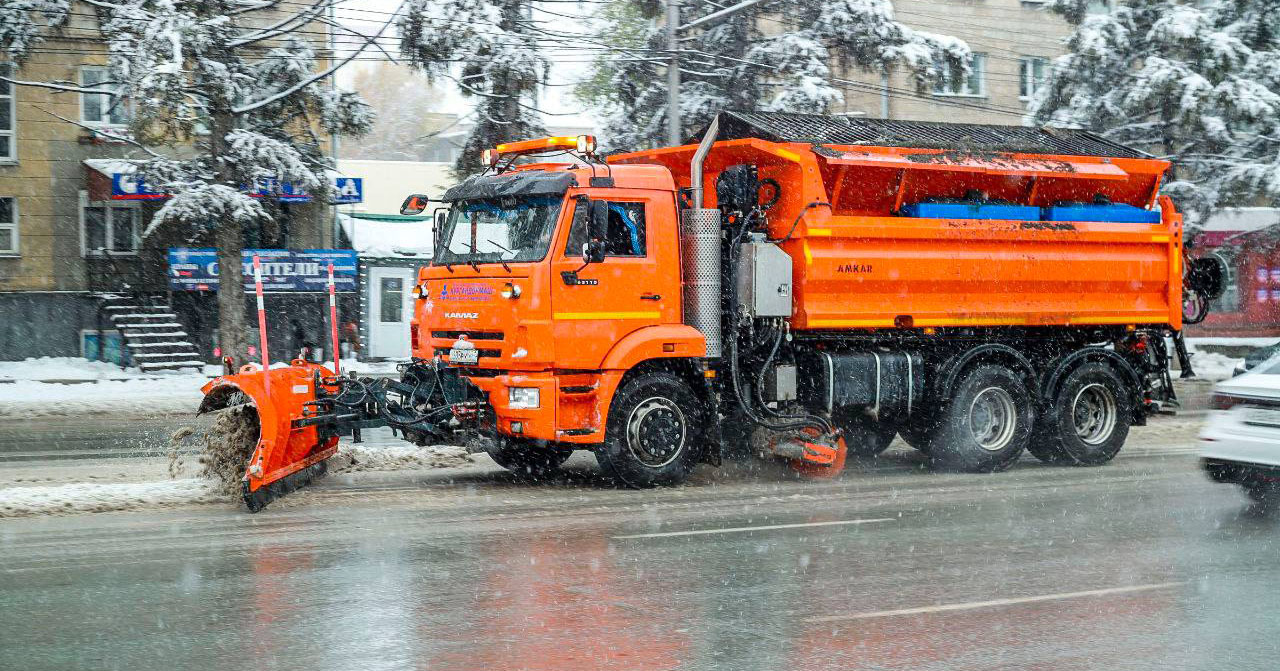 На борьбу со снегом на дороги Новосибирска вывели 500 единиц техники
