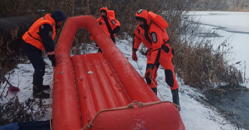 Новосибирские спасатели провели тренировки по спасению провалившихся под лёд