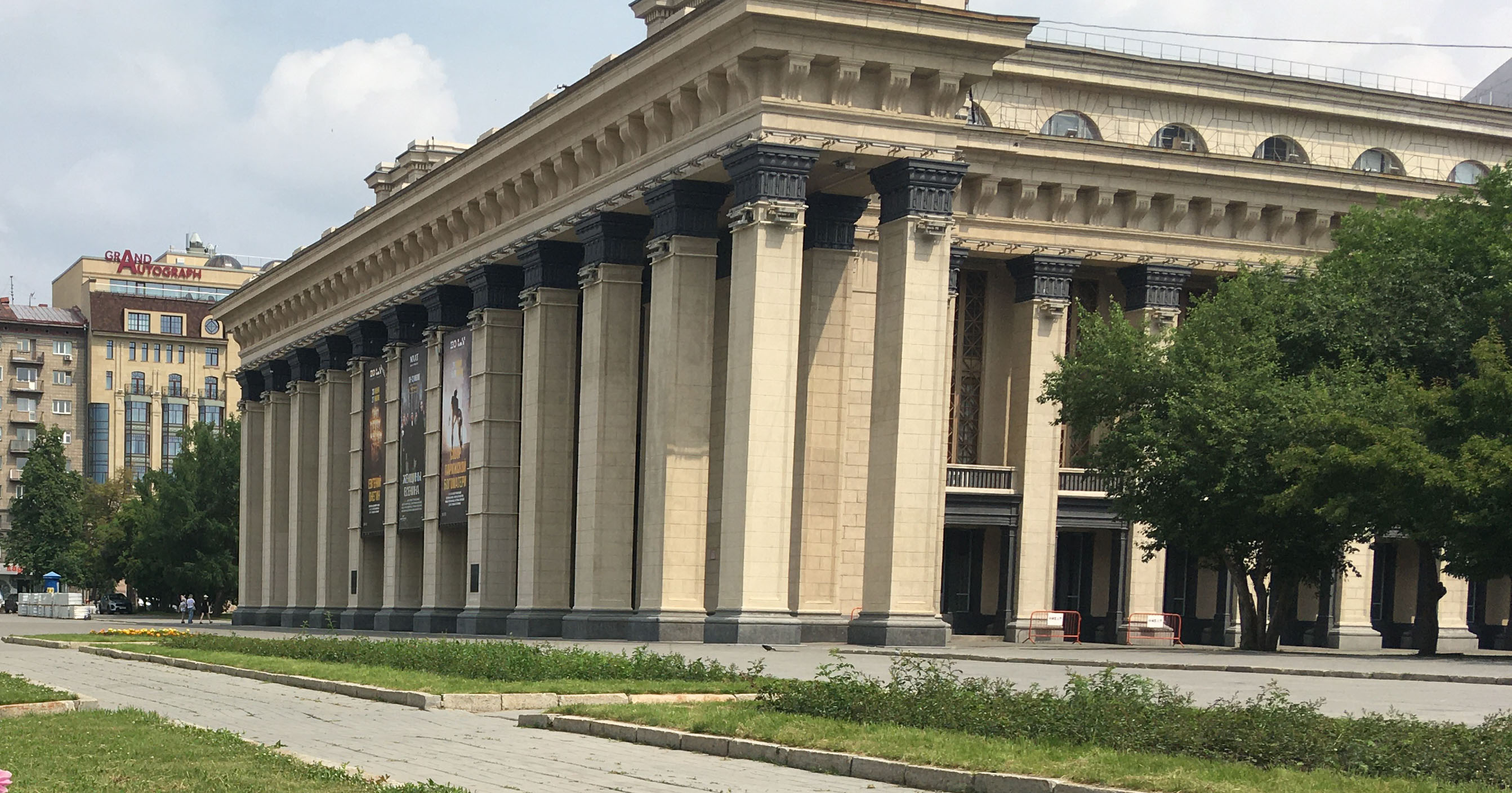 Бесплатная парковка для зрителей Новосибирского театра оперы и балета находится со стороны улицы Депутатской