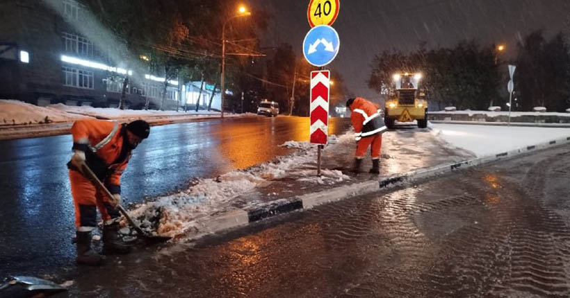 339 единиц спецтехники убрали за ночь снег и наледь на дорогах Новосибирска