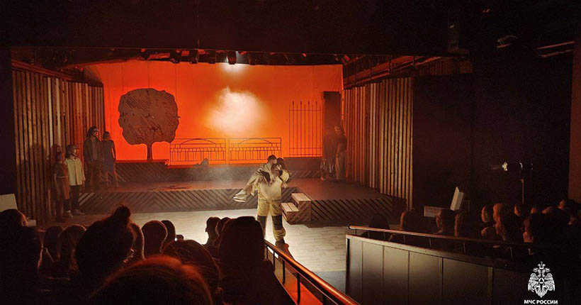 Новосибирские пожарные помогли актёрам подготовиться к роли в спектакле