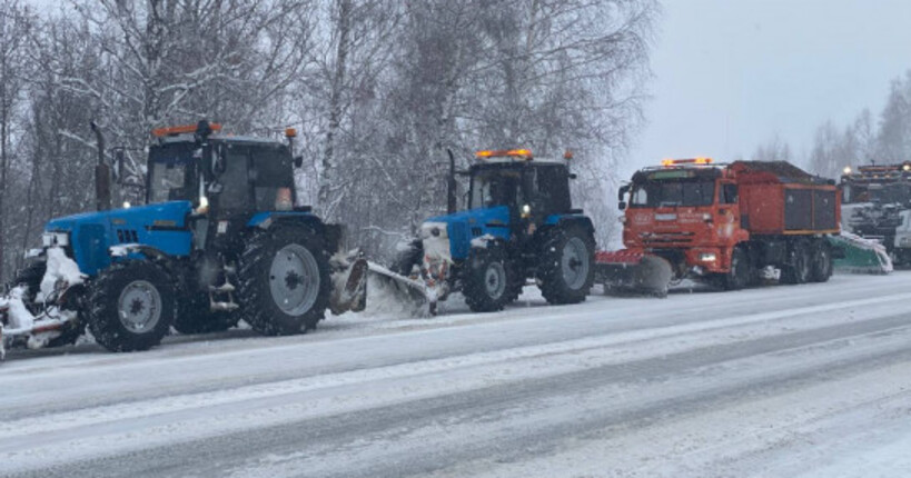 Более 1000 спецмашин вышли на очистку трасс от снега в Новосибирской области
