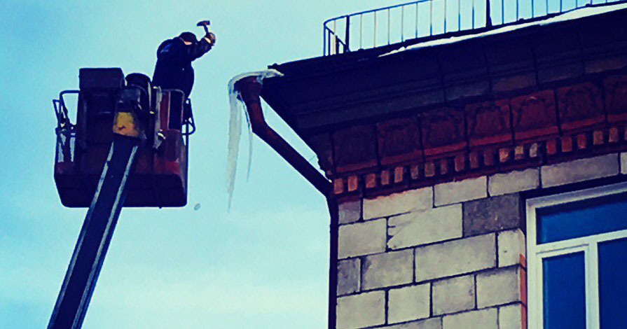 Жилищная инспекция Новосибирской области предупреждает УК о штрафах за снег и лёд на крышах