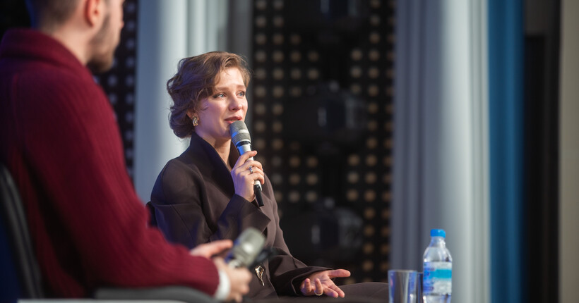 Актриса Елизавета Арзамасова провела лекцию о родительстве в Новосибирске