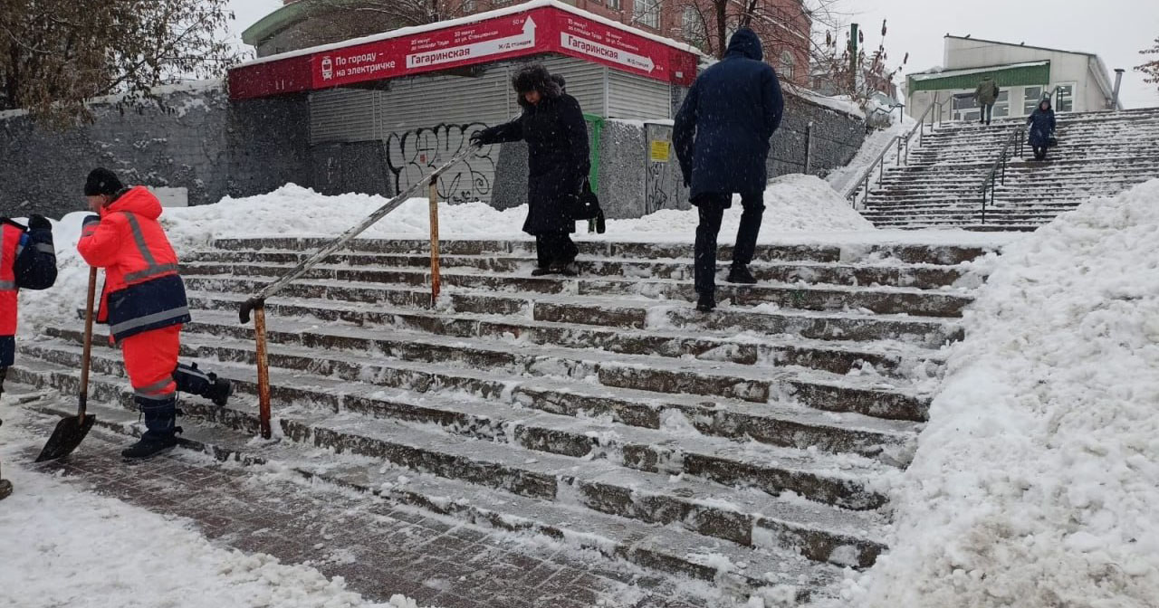 Дорожные службы Новосибирска очистили от снега главные магистрали и наводят порядок на тротуарах