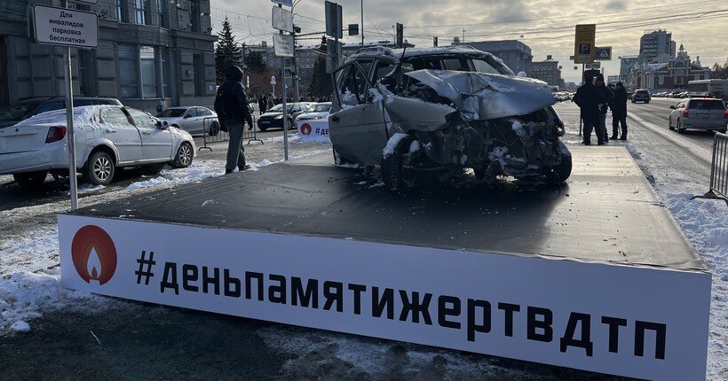 Инсталляцию из разбитых в ДТП машин показали в центре Новосибирска