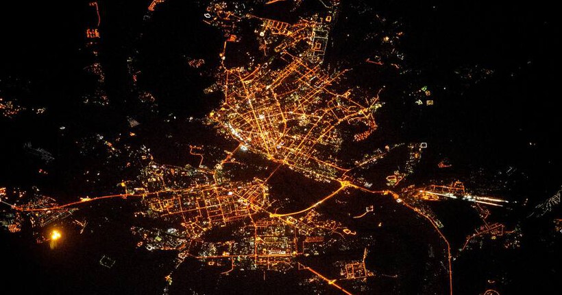 Космонавт Антон Шкаплеров показал снимок ночного Новосибирска с МКС